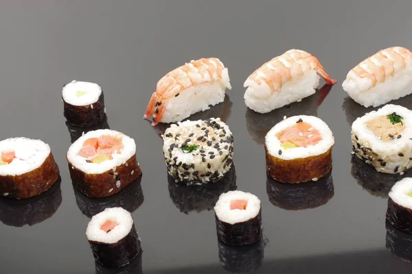 Porzione appetitosa di sushi — Foto Stock