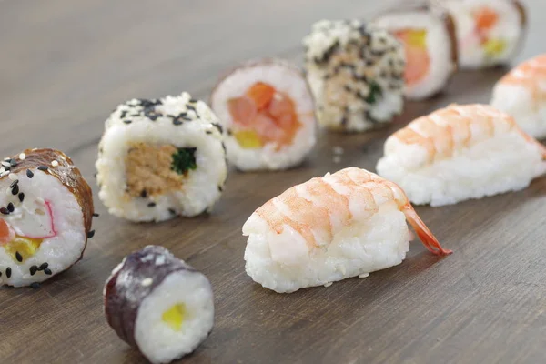 Porzione Sushi Bacchette Legno Sul Piatto — Foto Stock