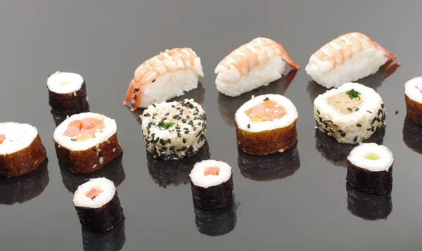 Porzione Sushi Piatto Nero — Foto Stock