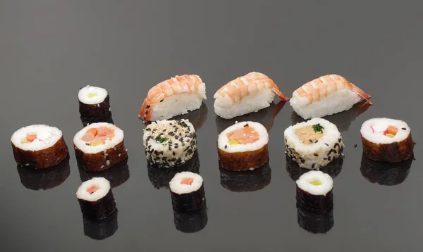 Gedeelte Sushi Zwarte Plaat — Stockfoto