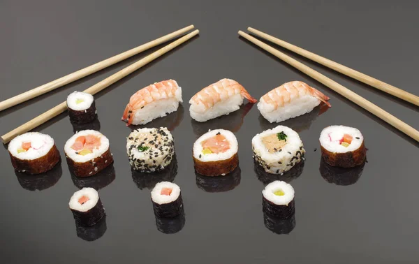 Porzione Sushi Piatto Nero — Foto Stock