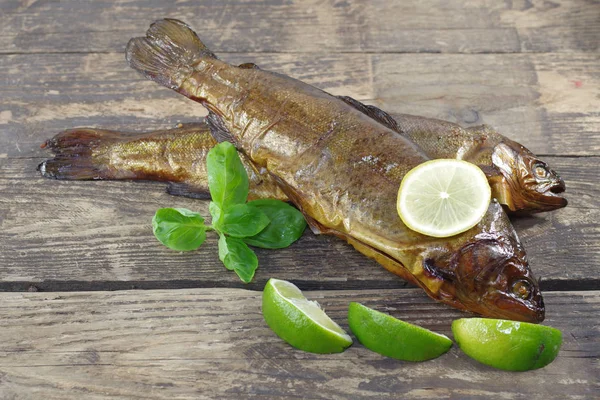 Gerookte forel op houten achtergrond — Stockfoto