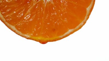 Beyaz arka plan üzerine açık suyu damlama ile mandarin
