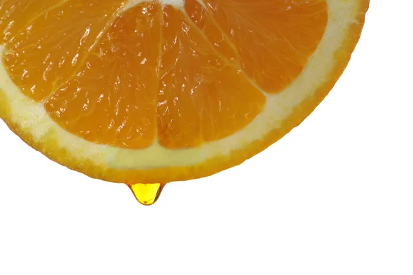 Orange Mit Tropfenklarem Saft Auf Weißem Hintergrund — Stockfoto