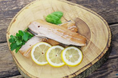ringa balığı filetosu limon ve fesleğen ile füme