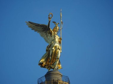 Berlin mavi gökyüzü arka plan üzerinde zafer Anıtı