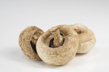Üç Kurutulmuş mantar izole champignon