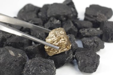 kömürlerin zemin üzerine altın nugget yakın çekim