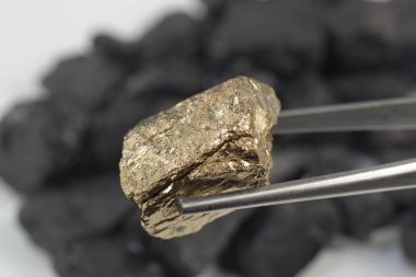 kömürlerin zemin üzerine altın nugget yakın çekim