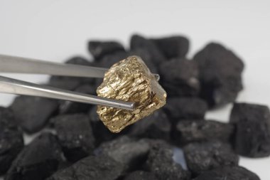 kömürlerin zemin üzerine altın nugget yakın çekim