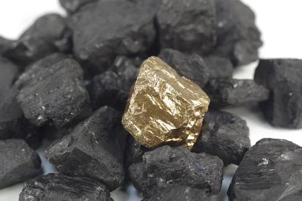 Nugget Dourado Carvão Fundo Close — Fotografia de Stock