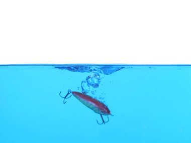 Suda balık tutmak için yalpalayıcı 
