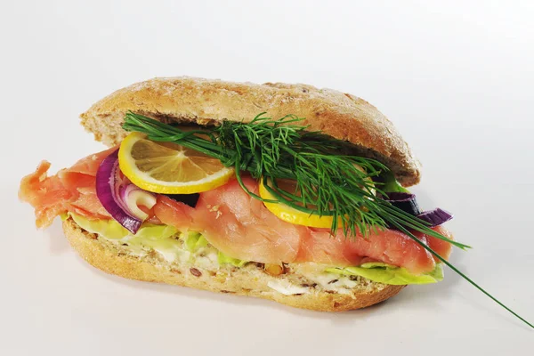 Sandwich Con Salmón Ahumado Sobre Fondo Blanco — Foto de Stock