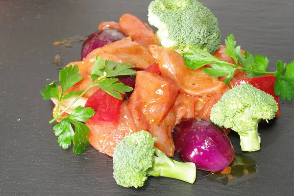 Carne Pollo Con Verduras Sobre Fondo Piedra —  Fotos de Stock