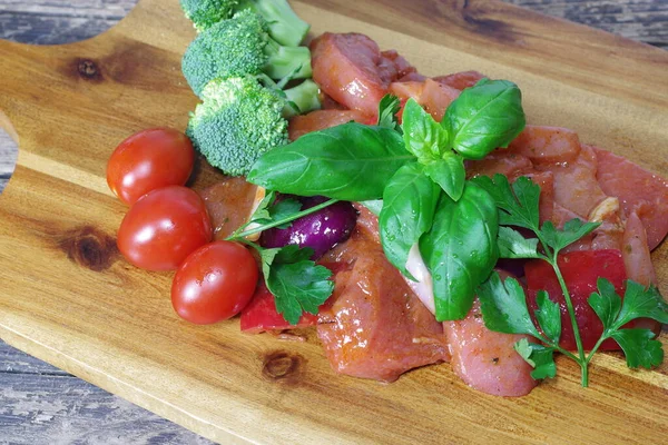 Carne Pollo Con Verduras Sobre Tabla Madera — Foto de Stock