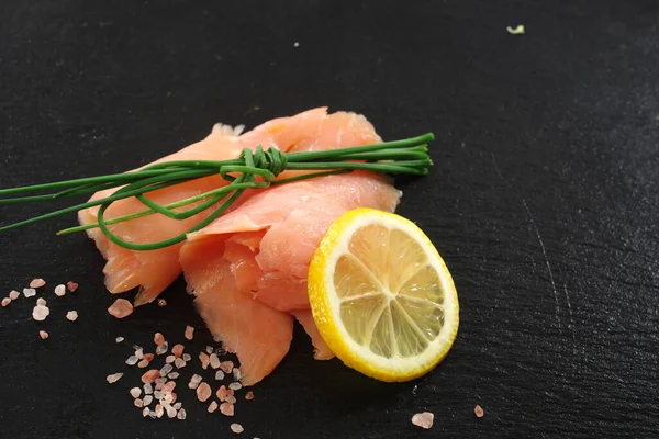 Rodajas Salmón Ahumado Con Fondo Eneldo Negro — Foto de Stock