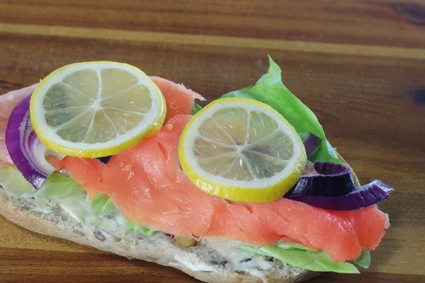 Sándwich Con Salmón Ahumado Bordo — Foto de Stock