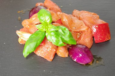 Taş zeminde sebzeli tavuk eti