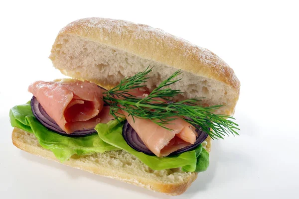 Sandwich Con Salmón Ahumado Sobre Fondo Blanco — Foto de Stock