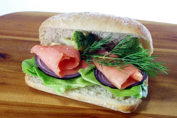 Sándwich Con Salmón Ahumado Bordo — Foto de Stock