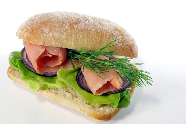 Sandwich Mit Räucherlachs Auf Weißem Hintergrund — Stockfoto