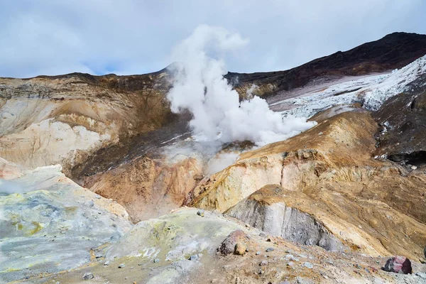Zure fumarolen in de krater van de vulkaan Moetnovski — Stockfoto
