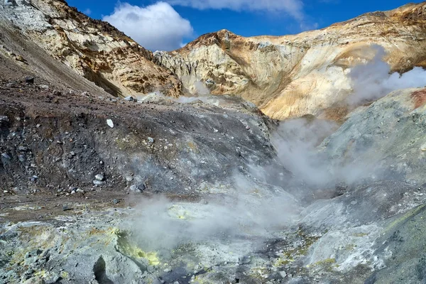Zure fumarolen in de krater van de vulkaan Moetnovski — Stockfoto