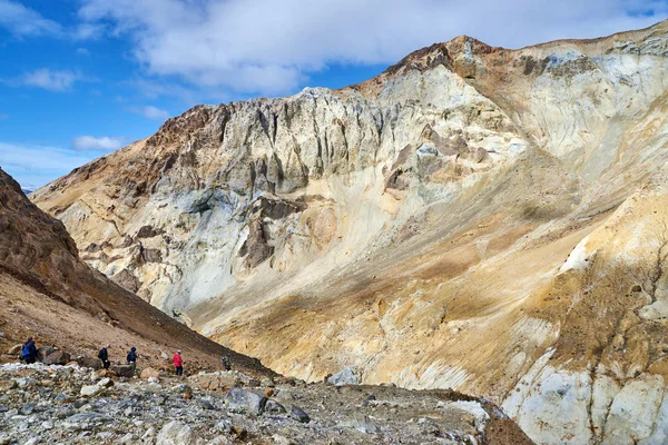 Groep toeristen binnen de krater van de vulkaan Moetnovski — Stockfoto