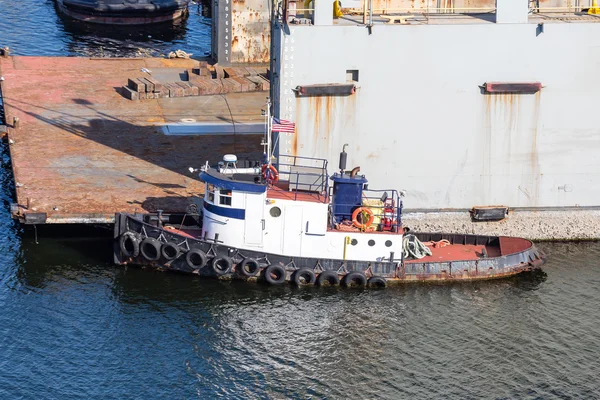 Oude Beat up sleepboot door droogdok — Stockfoto