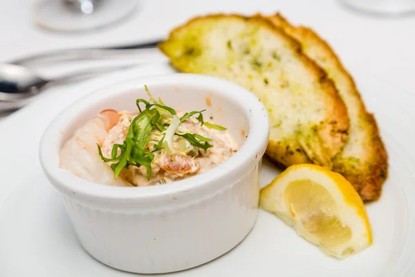 Garnalen salade met Toast — Stockfoto