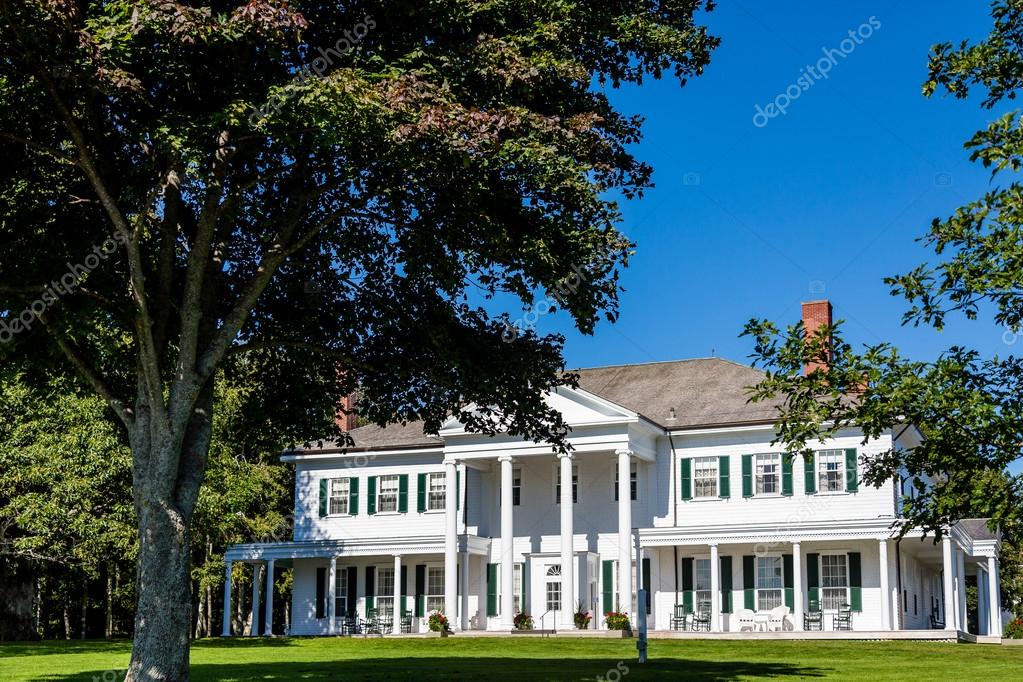 Weisses Haus Mit Grunen Fensterladen - minimalistisches Interieur