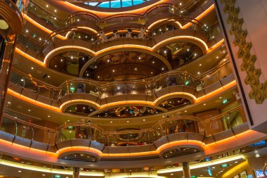 Krom ve gemi lobisinde cam balkon