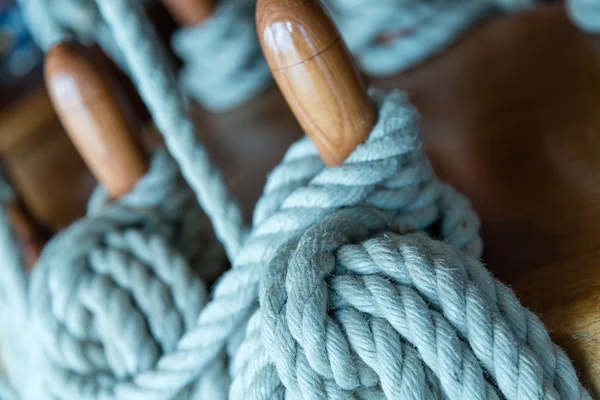 Cuerda azul en pernos de madera — Foto de Stock