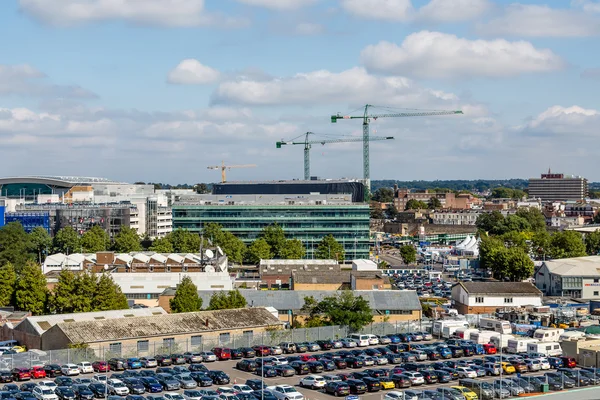 Autos und Industrie im Hafen von Southampton — Stockfoto