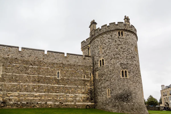 Yuvarlak kulenin ve Windsor Sarayı duvara — Stok fotoğraf