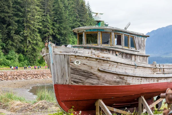 Vieux bateau en bois sur pied — Photo