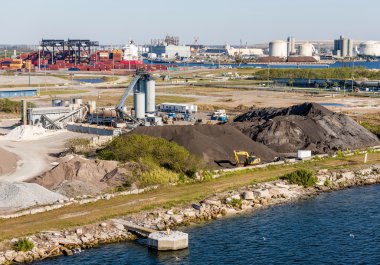 Yükleme işlemi kıyısında çakıl