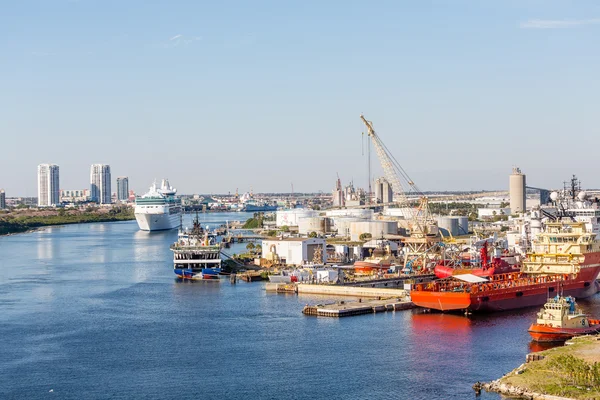 Cruise schip zeilen verleden industriële haven — Stockfoto