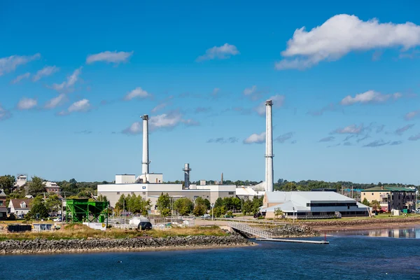 Cheminées industrielles sur la côte — Photo