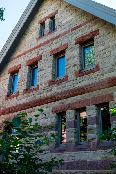 Ventanas en casa de bloque de piedra — Foto de Stock