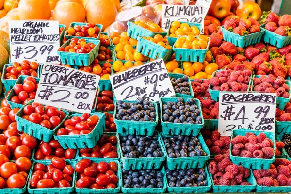 Tomatoes Blueberries and Rasberries — Stock Photo, Image