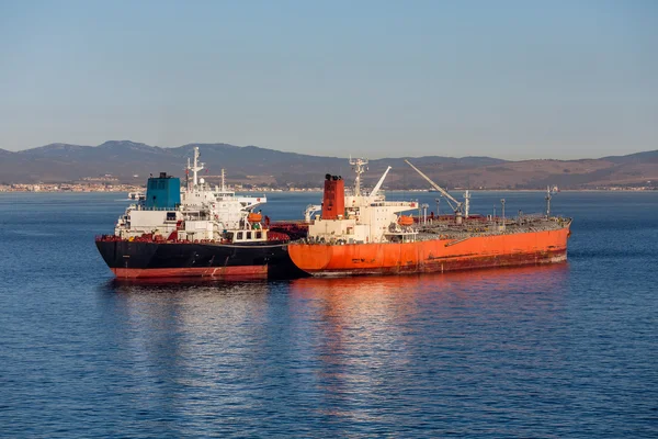 Černá a oranžová tankery v Gibralter — Stock fotografie