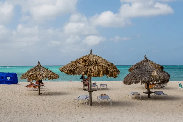 Playa de Aruba con paraguas — Foto de Stock