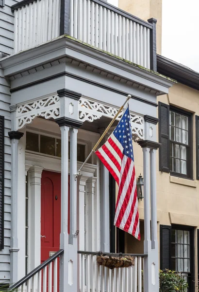 Αμερικανική σημαία στην παραδοσιακή βεράντα Εικόνα Αρχείου