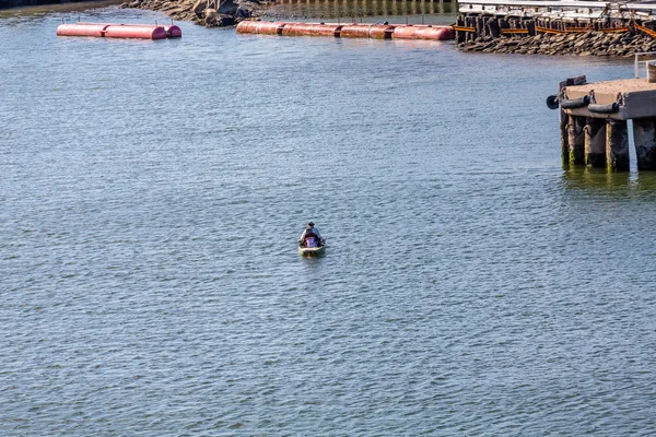 Harbor kayıkta kürek — Stok fotoğraf