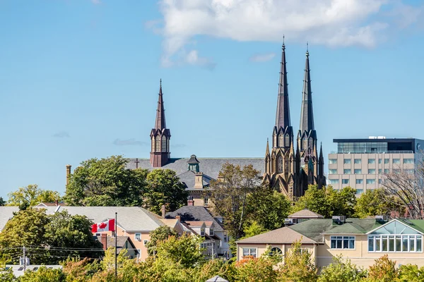 Charlottetown Kirche mit kanadischer Flagge — Stockfoto