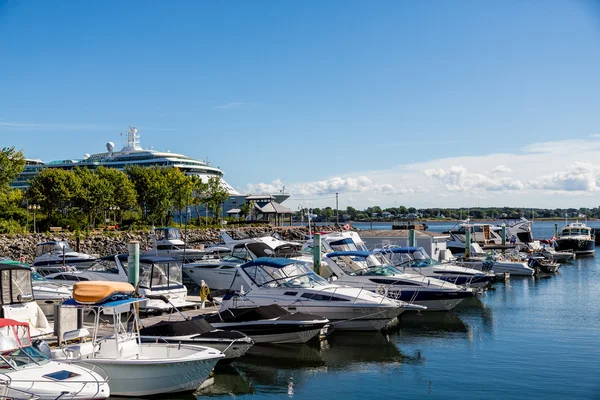 Line of Boats by Cruise Ship — Stock fotografie