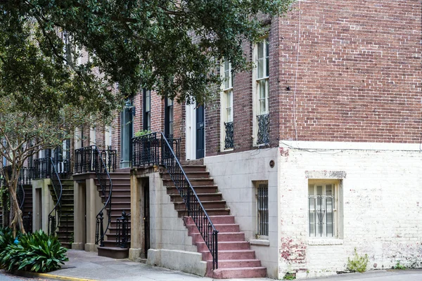 Savannah geleneksel Townhouses merdivenlerinde — Stok fotoğraf