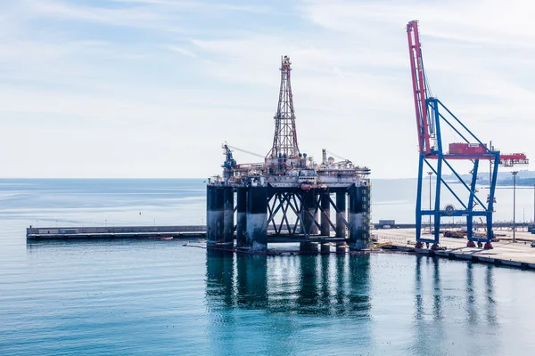 Oil Rig e spedizione gru — Foto Stock