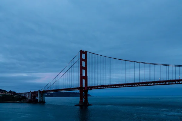 Blaue Morgendämmerung auf goldener Torbrücke — Stockfoto